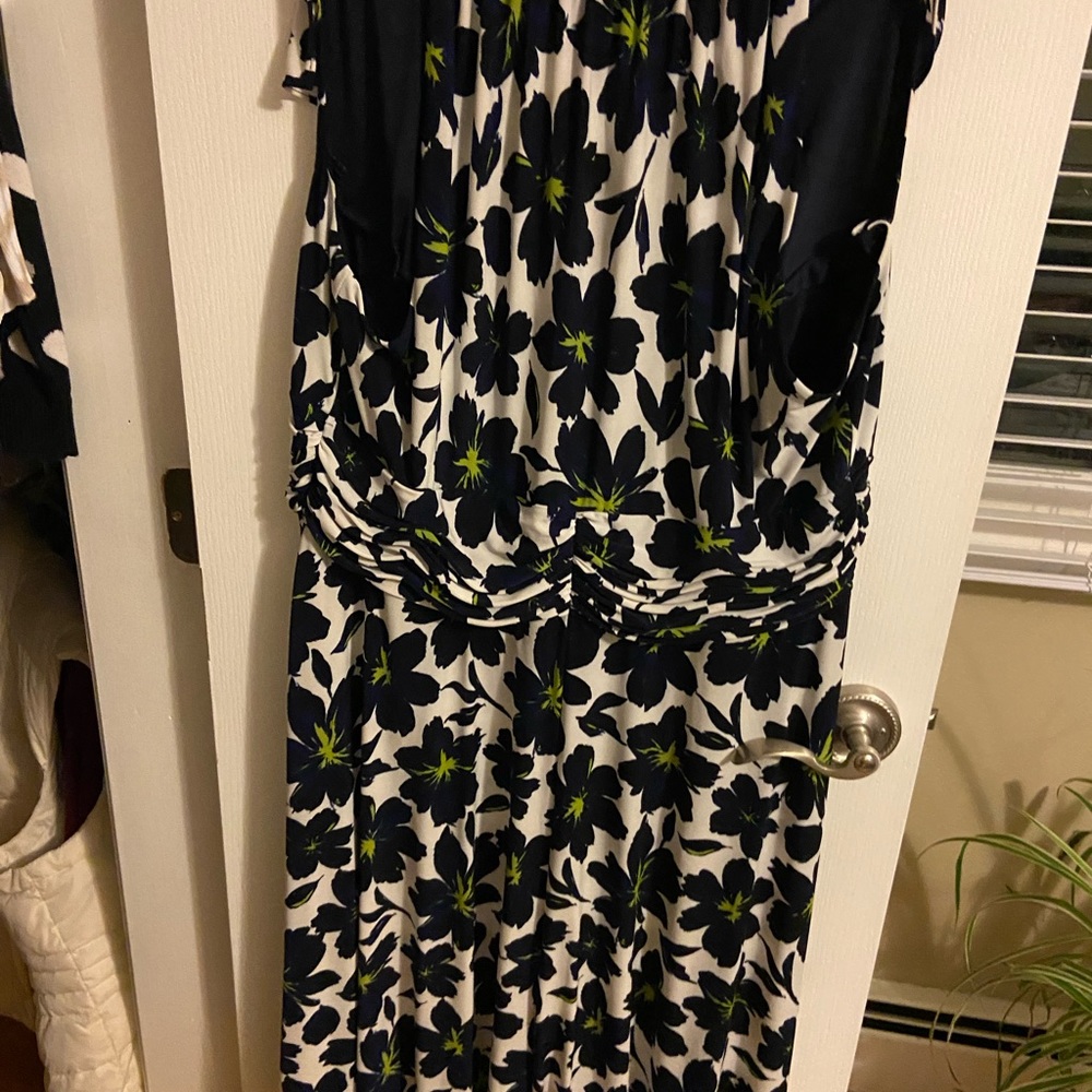Jones New York plus size dress. 22w sleeveless with navy green white.